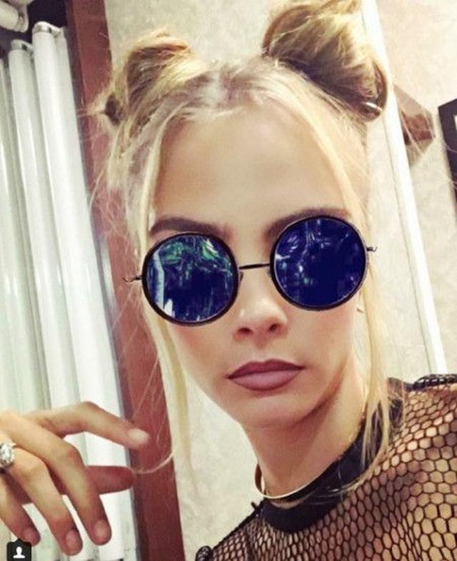 画像: ダブルお団子でセルフィーする、人気モデルのカーラ・デルヴィーニュ。 ©Cara Delevingne