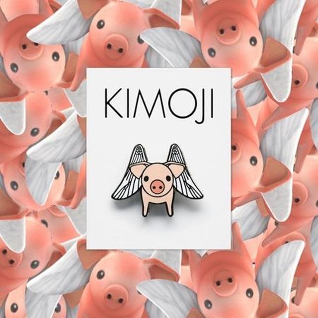 画像: 「このKimojiピン大好き! 全部のKimojiピンが大好きよ」と羽の生えたブタの画像と共にコメントをツイッターにアップ。