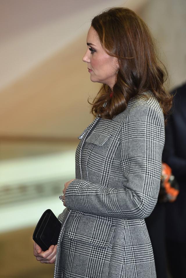 画像: 12月上旬にグローバル・メディア・サミットを訪れたキャサリン妃のお腹はAラインのコートの上からでもわかるほどふっくら。
