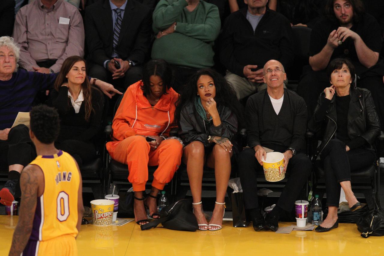 ベラ・ハディッド、本気でバスケを観戦して顔芸が飛び出す FRONTROW