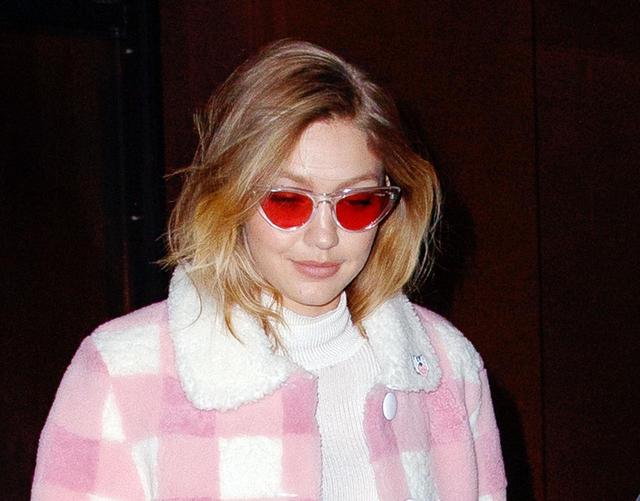 画像2: ジジ・ハディッドが選んだ、ピンク×チェック柄アウターが可愛い