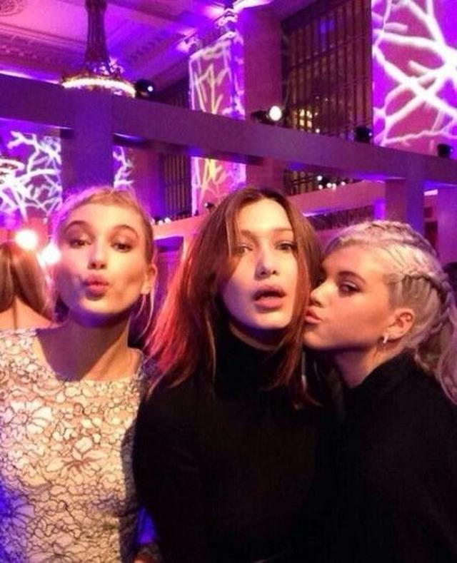 画像: ヘイリー(左)&友人であるモデルのベラ・ハディッド(中央)とパーティでふざけて。