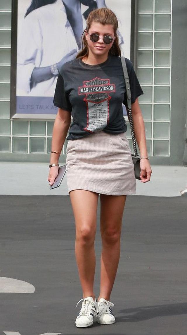 画像: ハーレイ・ダヴィットソンのロゴTシャツをスモーキーピンクのコーデュロイミニスカートに合わせたミスマッチ感がおしゃれ。足元はAdidasのスニーカーでカジュアルに。