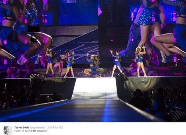 画像: テイラー・スウィフトのコンサートに登場したフィフス・ハーモニーの写真を「フィフス・ハーモニーに入りたいわ」とコメントを添えてテイラーがツイッターに投稿。