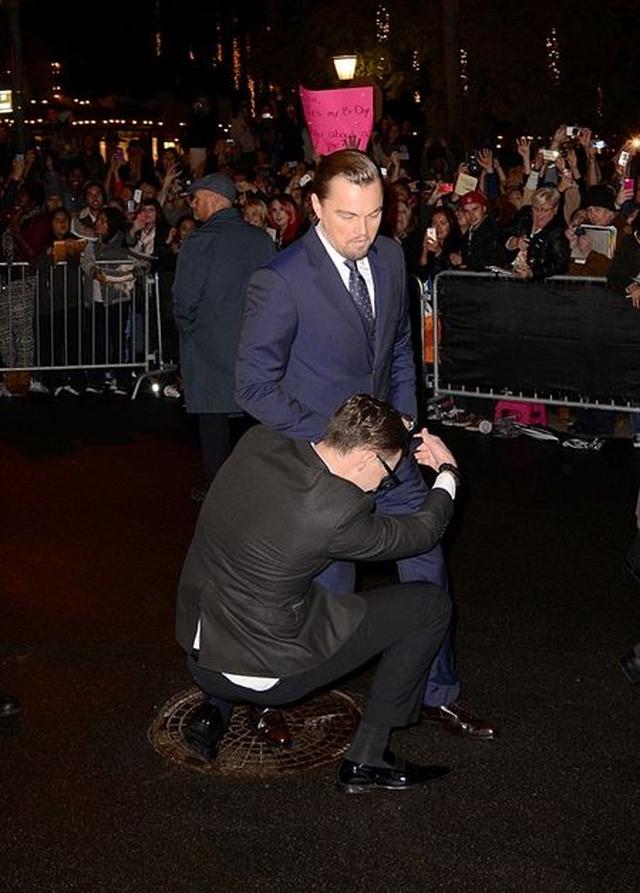 画像: ハリウッドでは悪名高いイタズラ男。2014年にはサンタバーバラ国際映画祭でレオナルド・ディカプリオにガバッ。