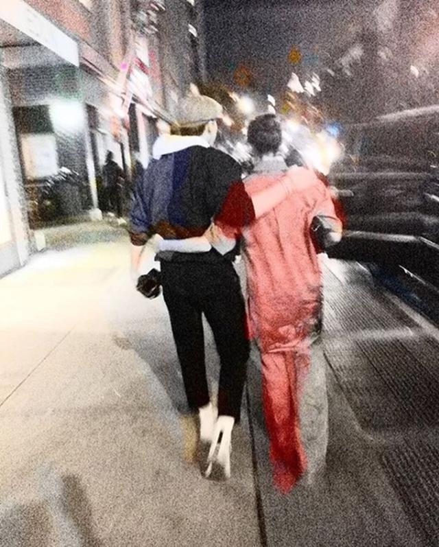 画像: 母ヴィクトリアと肩を組む長男ブルックリン。 Instagram/Brooklyn Beckham