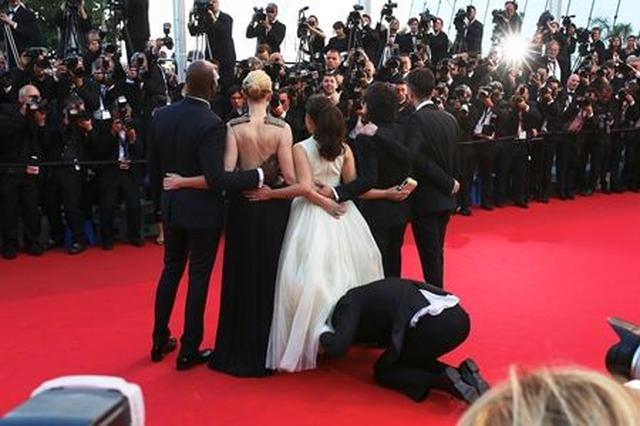 画像: 第67回カンヌ国際映画祭で、ドラマ『アグリー・ベティ』の主演女優アメリカ・フェレーラのスカートの中に潜り込んだことも。