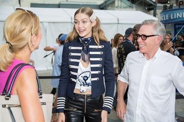 画像: デザイナーのトミー・ヒルフィガーと一緒に関係者対応。