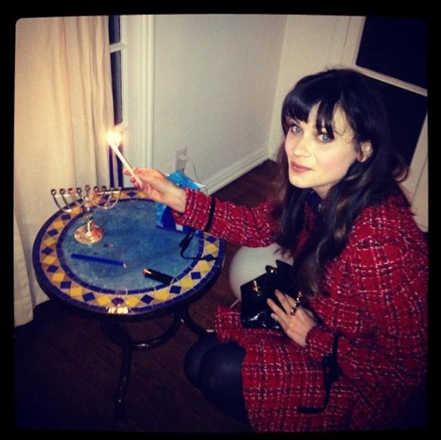 画像: 映画『(500)日のサマー』のズーイー・デシャネルはインスタグラムにハヌカをお祝いした写真を投稿している。