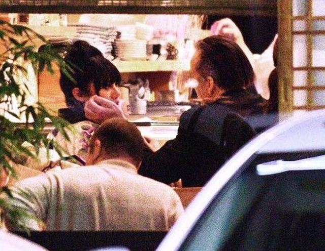 画像3: 【写真入手】アジア人妻と別れたニコラス・ケイジ、着物姿の女性と和食店でキス