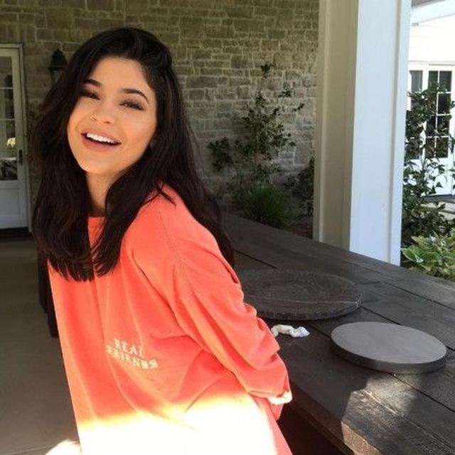 画像: カニエの義理の妹でありリアリティスターのカイリー・ジェナーもカニエのグッズを着用。