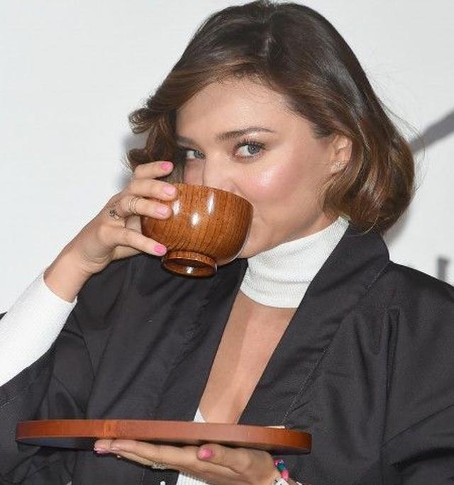 画像: マルコメ味噌のPRイベントで味噌汁を飲むミランダ。