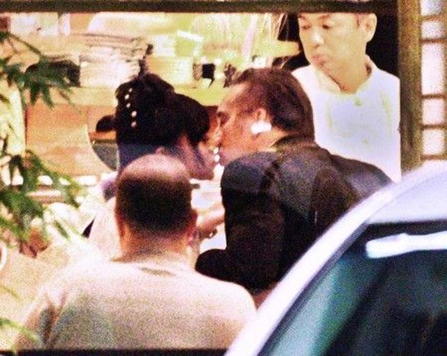 画像2: 【写真入手】アジア人妻と別れたニコラス・ケイジ、着物姿の女性と和食店でキス