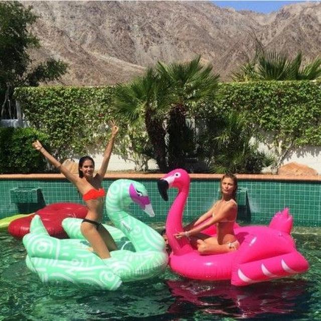 画像: モデルのサラ・サンパイオの「 KFISH 」、コンスタンス・ヤブロンスキーの「 Flamingo 」フロート。©Sara Sampaio