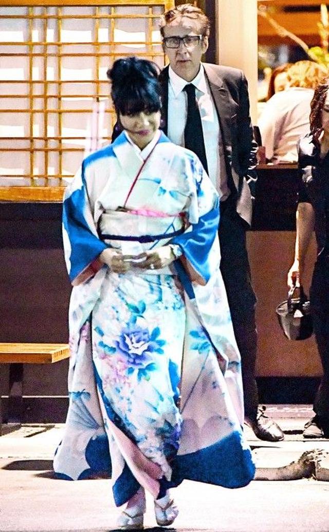 画像1: 【写真入手】アジア人妻と別れたニコラス・ケイジ、着物姿の女性と和食店でキス