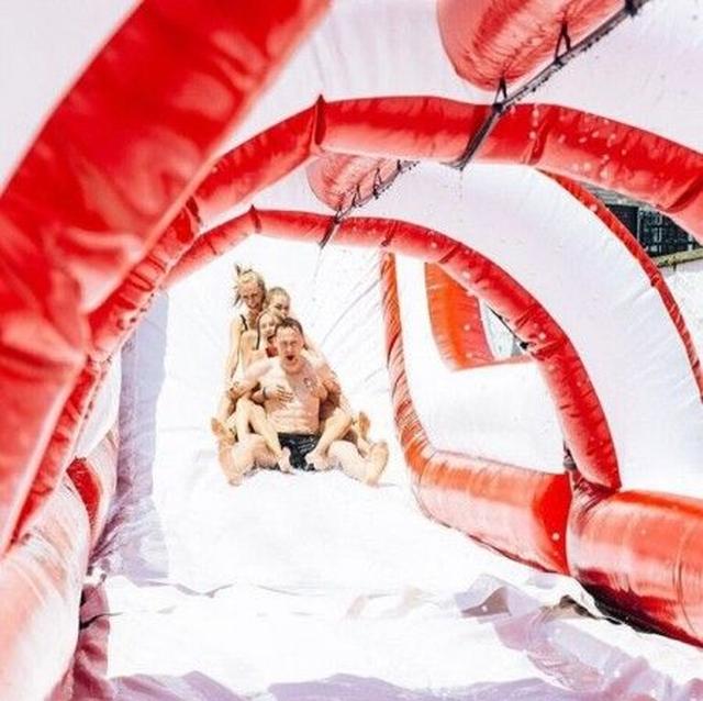 画像: 前からテイラーの新恋人トム・ヒドルストン、テイラー、ジジ、カーラ。©Cara Delevingne
