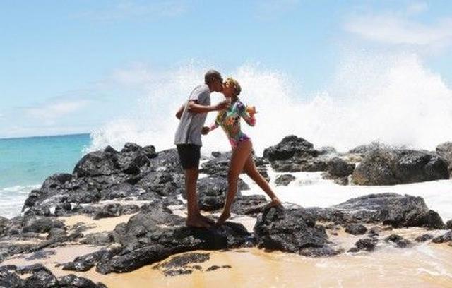 画像: まるで付き合いたてのカップルのような雰囲気の2人。海をバックにカクテルを持ってキス。