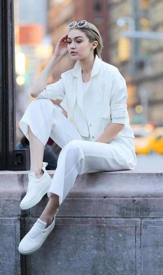 画像1: とにかく白が好き!次世代おしゃれモデル、ジジ・ハディッドの白コーデ15選