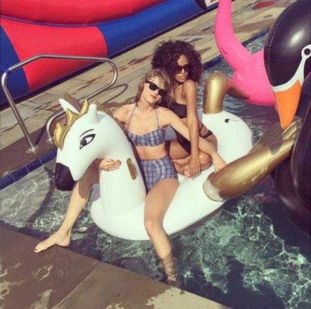 画像: テイラー・スウィフトと女優のセラヤは「 Pegasus 」を愛用。©Serayah