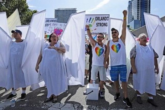 画像: 【深知り】ヘイトデモを「天使の羽」が撃退 世界の反ヘイト活動に共通するある言葉