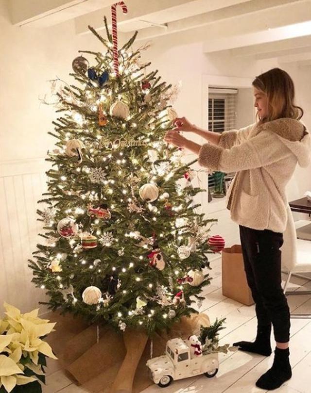画像: クリスマスツリーの飾りつけをするジジ。 ©instagram/Yolanda Hadid