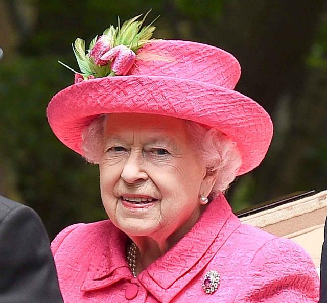 画像: 自身も乗馬をするエリザベス女王は、イギリス王室主催のロイヤル・アスコット3日目に、ひと際目を引くショッキングピンクのスタイルで登場。