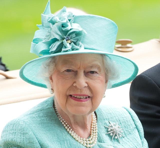 画像: 毎年6月にアスコット競馬場で開催される、イギリス王室が主催する競馬レースを観戦。ロイヤル・アスコットでは、女性のヘッドドレスかハットの着用がドレスコードとして定められている。