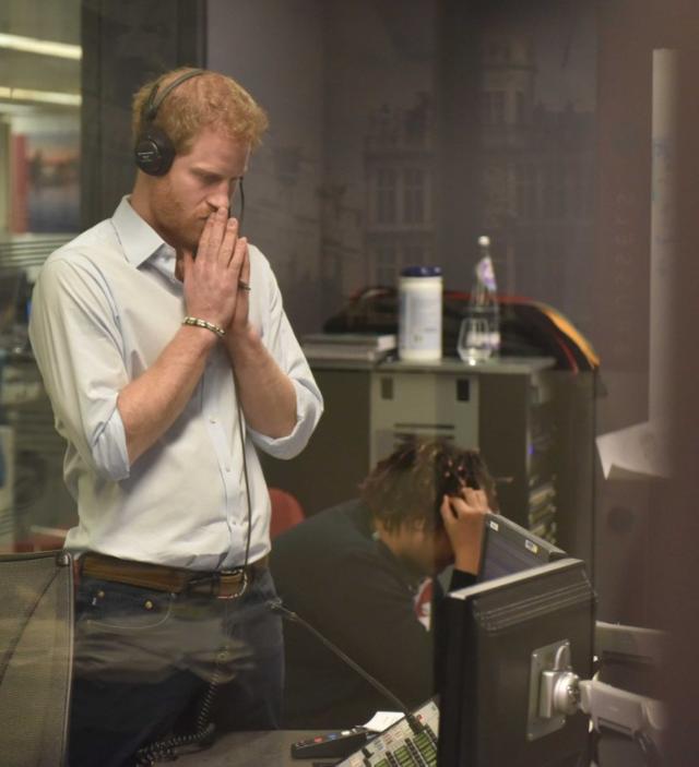 画像: ラジオ局で番組編集に取り組むヘンリー王子。©BBC Radio 4 Today/ Twitter