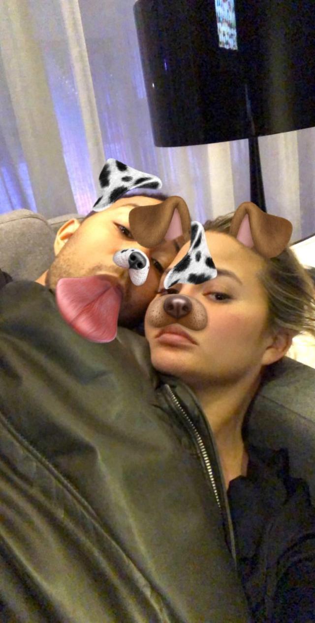画像: ロサンゼルスに到着後、案内された部屋で夫ジョンと撮影したセルフィーを投稿。 ©Twitter/Chrissy Teigen