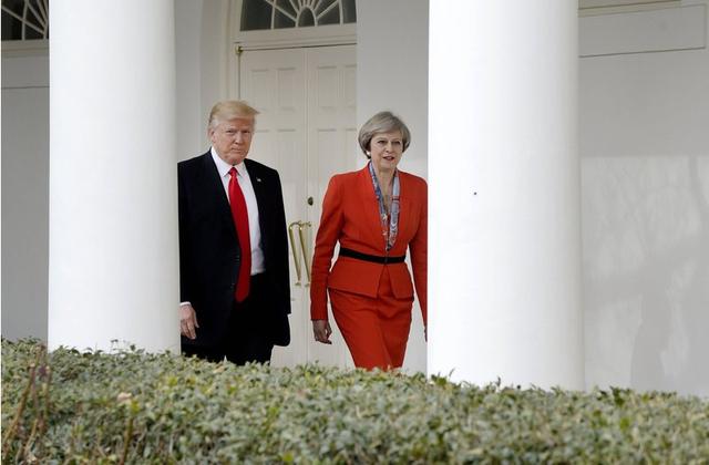 画像: 2016年1月にホワイトハウスでトランプ大統領と面会したメイ英首相。メイ首相の声明に対し、トランプ大統領はツイッター上で「テリーザ、私にフォーカスせず、イギリス国内で起きている破壊的なイスラム過激派のテロにもっと注意を払いなさい。私たちは上手くやっています」と反撃していた。