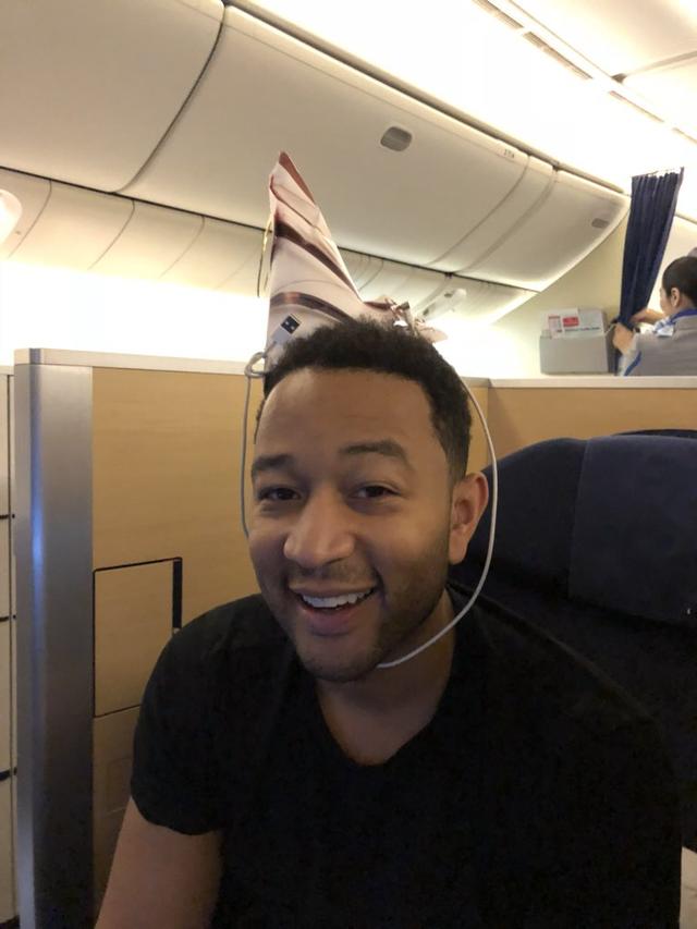 画像: LAに引き返したせいで、飛行機の機内で誕生日を迎えることになってしまったジョン。 ©Twitter/Chrissy Teigen