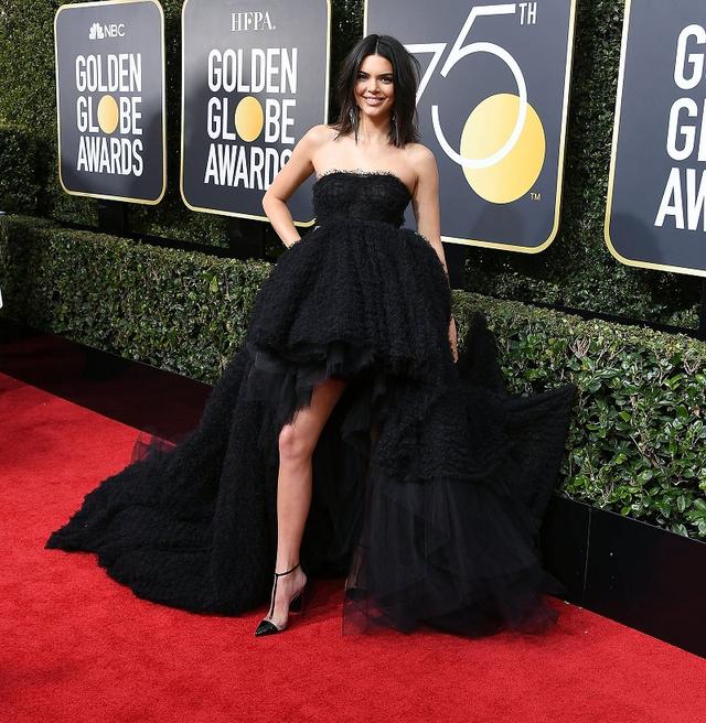 画像: 「ハイロードレス(High-low Dress)」は、スカートの前後で裾の長さが異なるデザインのドレス。スラリと伸びた美脚も話題に。