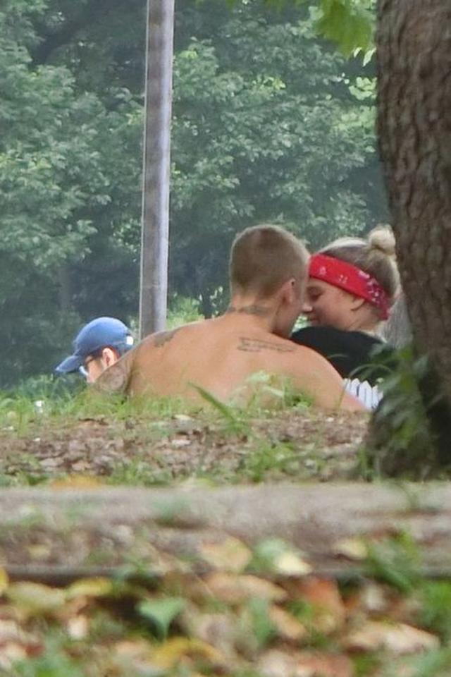 画像1: 【写真アリ】ジャスティン&ソフィアが上野公園でキスしてイチャつく写真を入手