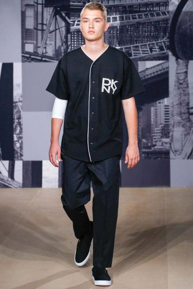 画像: 人気ブランドDKNYのランウェイを歩くラファーティ―。