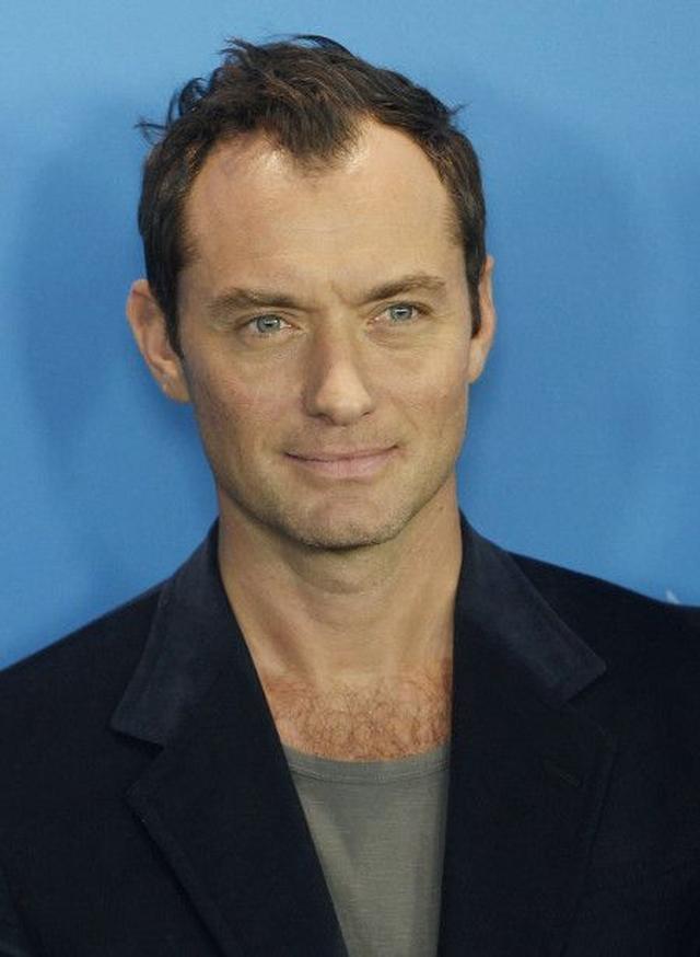 画像1: 俳優ジュード・ロウの娘アイリス・ロウがモデル活動を本格的にスタート