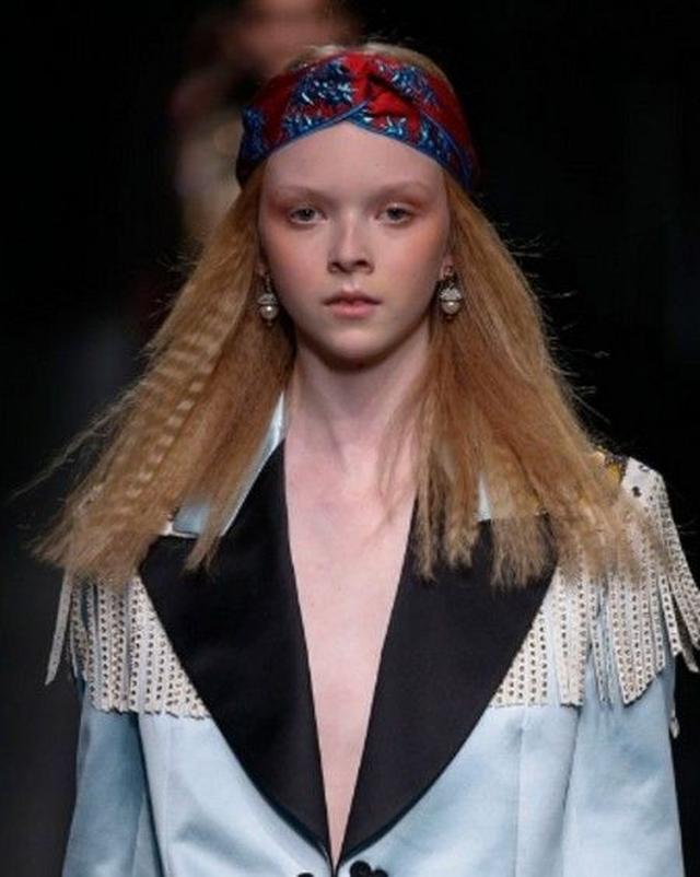 画像: Gucciの2016年秋冬コレクションでは、クリンプ・ヘアにターバンをプラスしたサイケデリックなヘアスタイルが注目の的に。