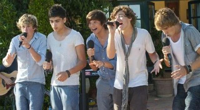 画像: 1D結成のキッカケとなった英オーディション番組「Xファクター」での一幕。左から:ナイル・ホーラン、ゼイン、ルイ・トムリンソンン、ハリー・スタイルズ、リアム・ペイン。