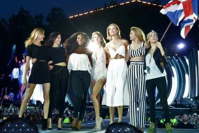 画像: ロンドン公演には、テイラーと仲が良いモデルのカーリー・クロス、カーラ・デルヴィーニュ、ジジ・ハディッド、ケンドル・ジェナー、マーサ・ハントやテニス選手のセリーナ・ウィリアムズが登場。