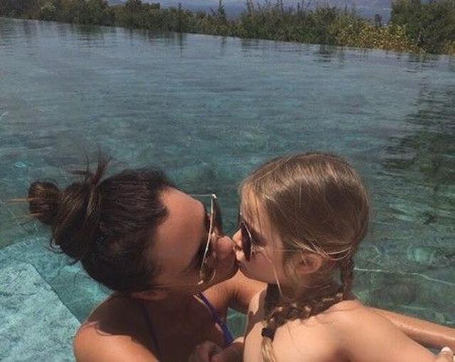 画像1: デヴィッド&ヴィクトリア・ベッカム、キス写真で娘ハーパー5歳の誕生日をお祝い