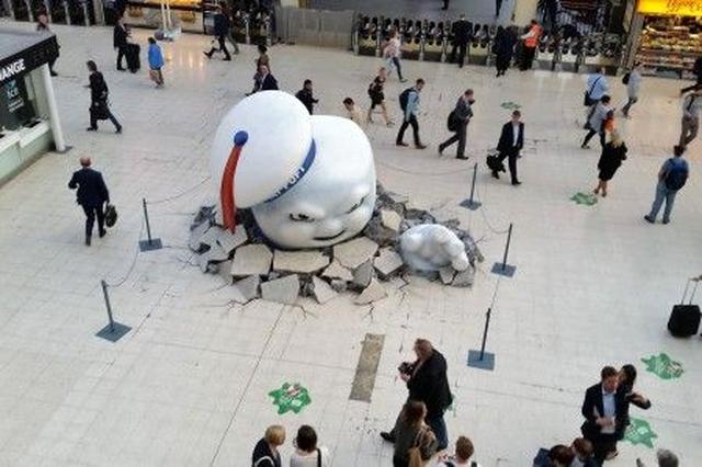 画像: 通勤客の間には足を止めて写真を撮る人も。