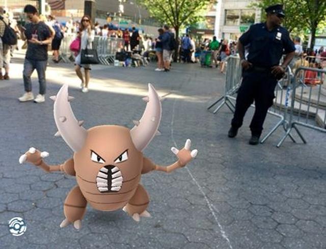 画像: ポケモンGOは、GPSとカメラを使って現実世界でポケモン探しができるゲームアプリ。