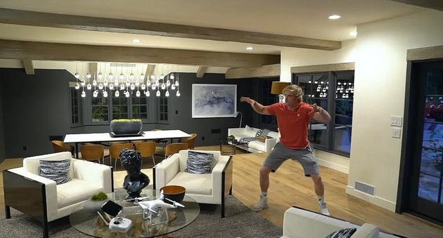 画像: 豪邸内の一室。©Logan Paul/Youtube