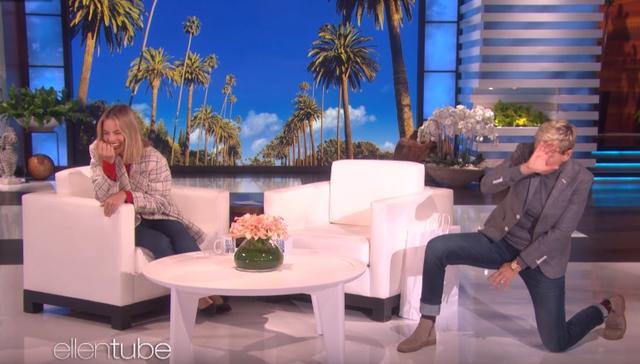 画像: その時の様子についてエレンが再現。 ©YouTube/The Ellen Show