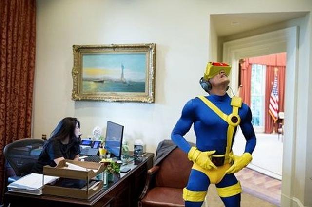 画像1: VRを楽しむオバマ大統領の写真が公開され、ネット民がフォトショで大遊び