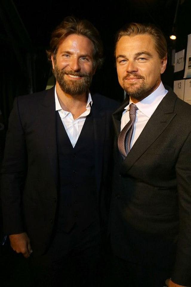 画像: 『アメリカン・スナイパー』のブラッドリー・クーパーと主催者のレオナルド・ディカプリオ。
