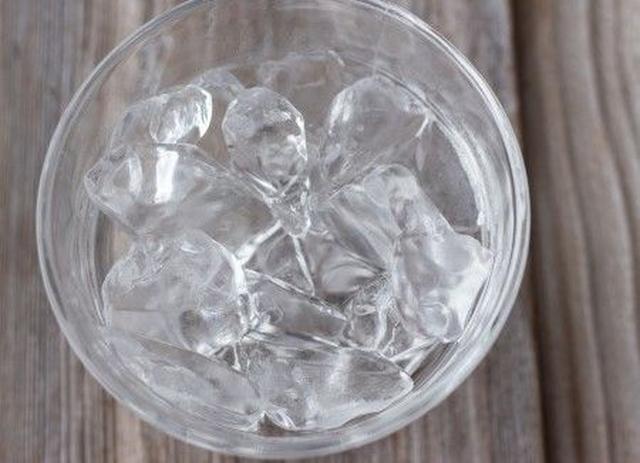 画像1: 洗面器にためた氷水に顔をつける
