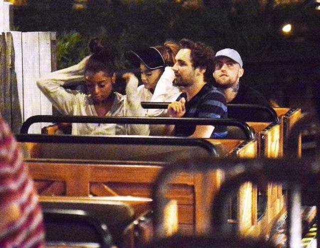 画像: ビックサンダー・マウンテンの最後列車両に並んで座るアリアナとマック。