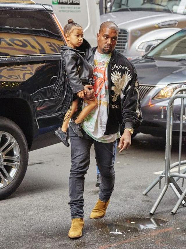 画像: カニエに抱かれているノースちゃんの足元には、Yeezy Boostが。さすがおしゃれキッズ。