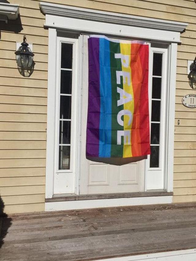 画像: 嫌がらせを受けたLGBTカップルの為に、近隣住宅が一斉にレインボーフラッグを掲げる