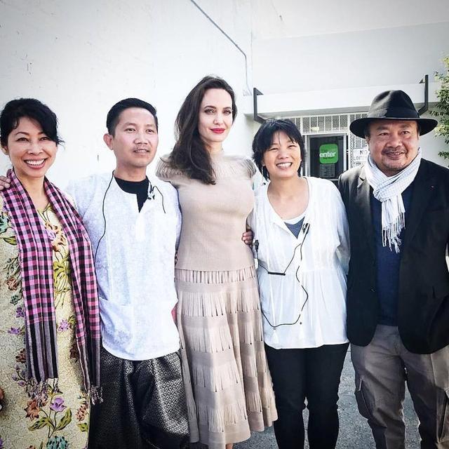 画像: 左から作家のルオン・ウン、プラーチ、アンジェリーナ。その他の2人は映画関係者。©Cambodia Town Film Festival/Facebook